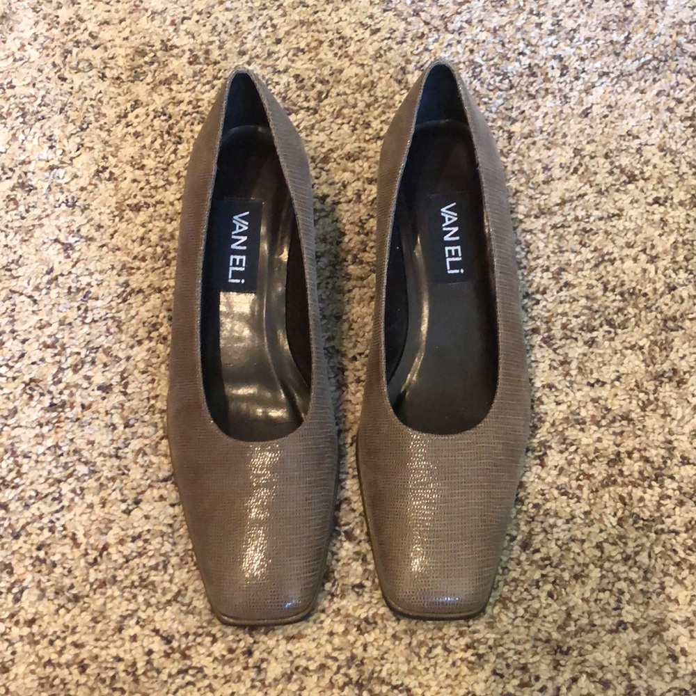 Low heeled shoe